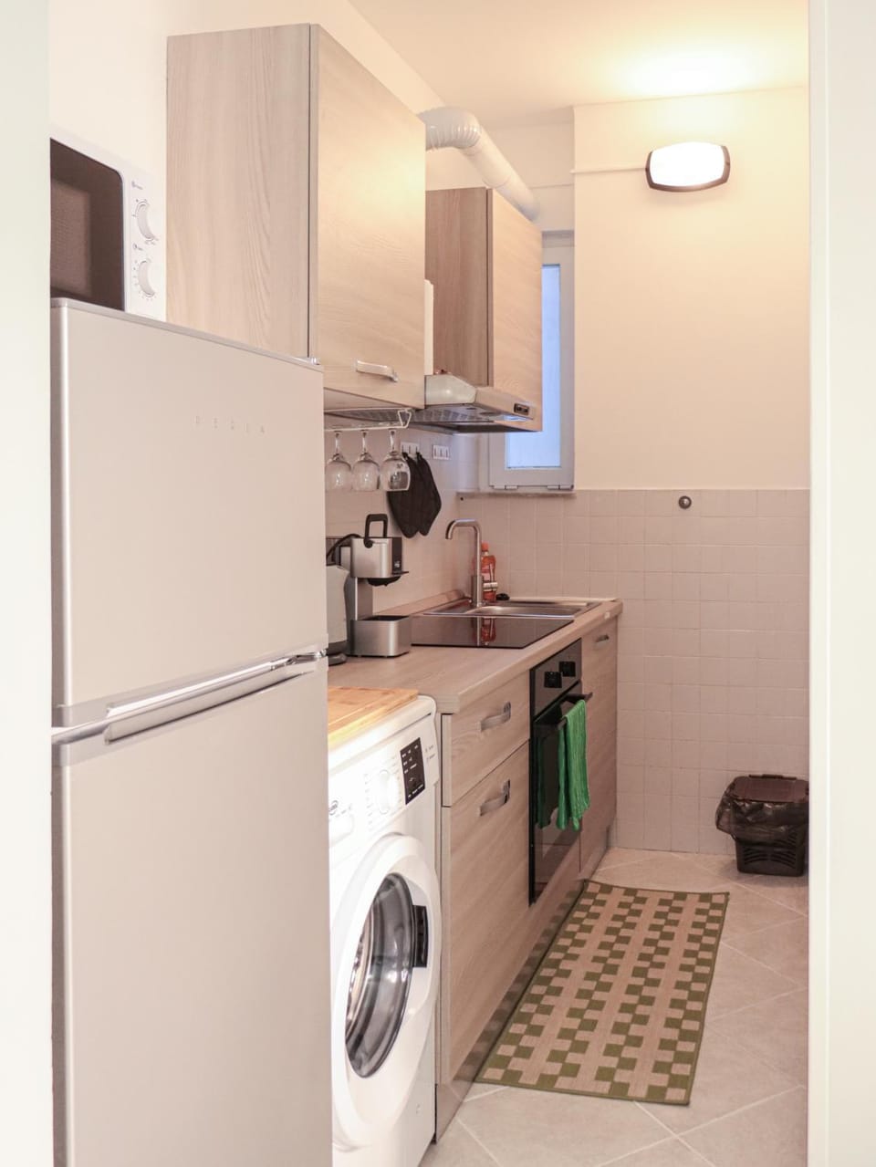 Kitchen or kitchenette, oven, washing machine