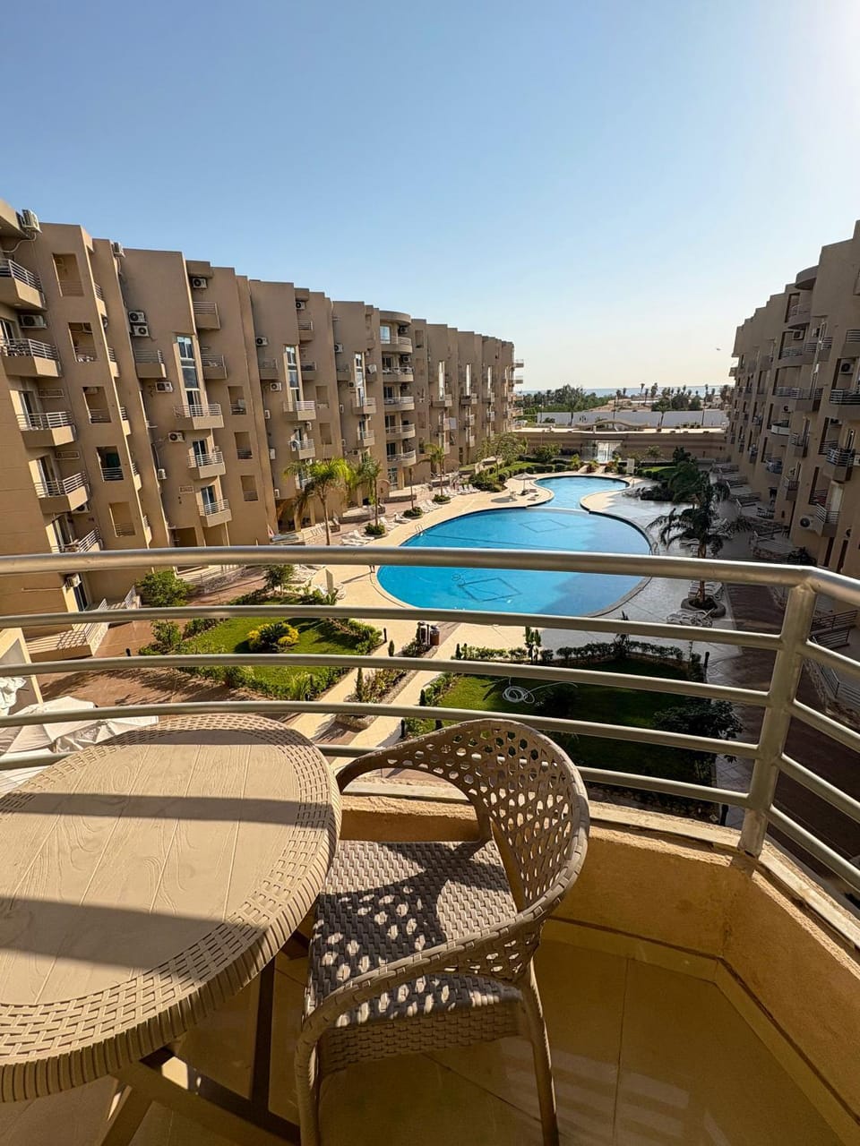 Property building, Natural landscape, Balcony/Terrace, Pool view, Swimming pool, sunbed