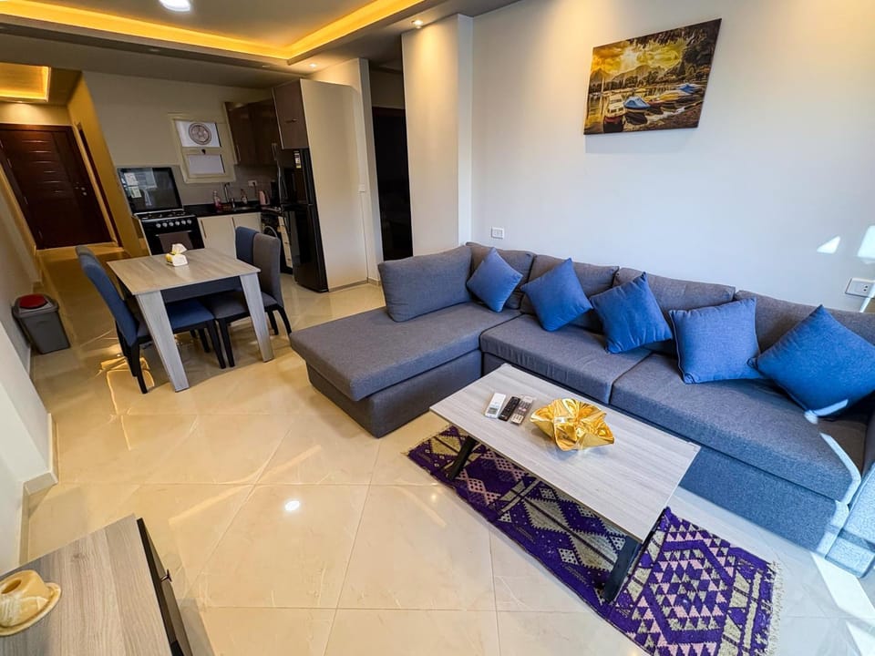 TV and multimedia, Kitchen or kitchenette, Living room, Seating area, Dining area, Food