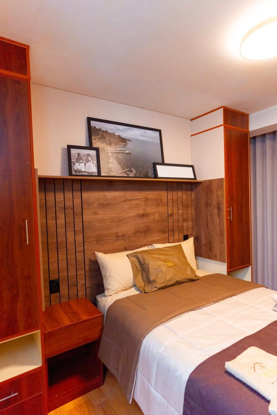 Bed, TV and multimedia, Bedroom