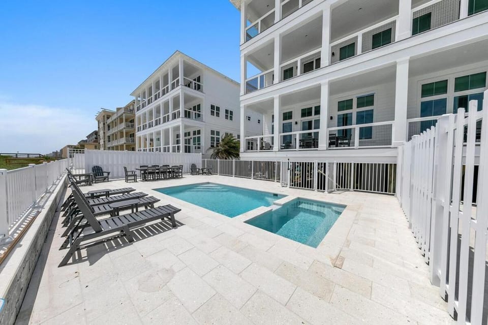 Gulf Front 8 BR 6 BA Pool & Hot Tub Pickleball Fun House in Okaloosa Island