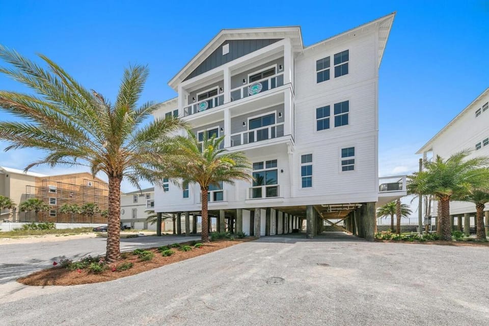 Gulf Front 8 BR 6 BA Pool & Hot Tub Pickleball Fun House in Okaloosa Island