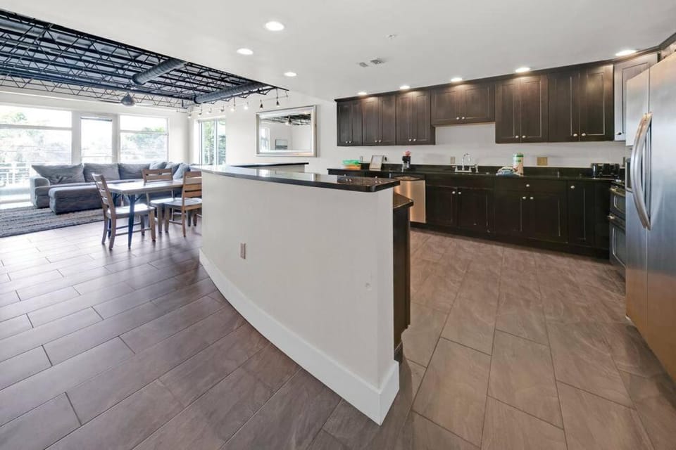 3 BR 2 BA Downtown Loft Pickleball Fun Apartment in Fort Walton Beach