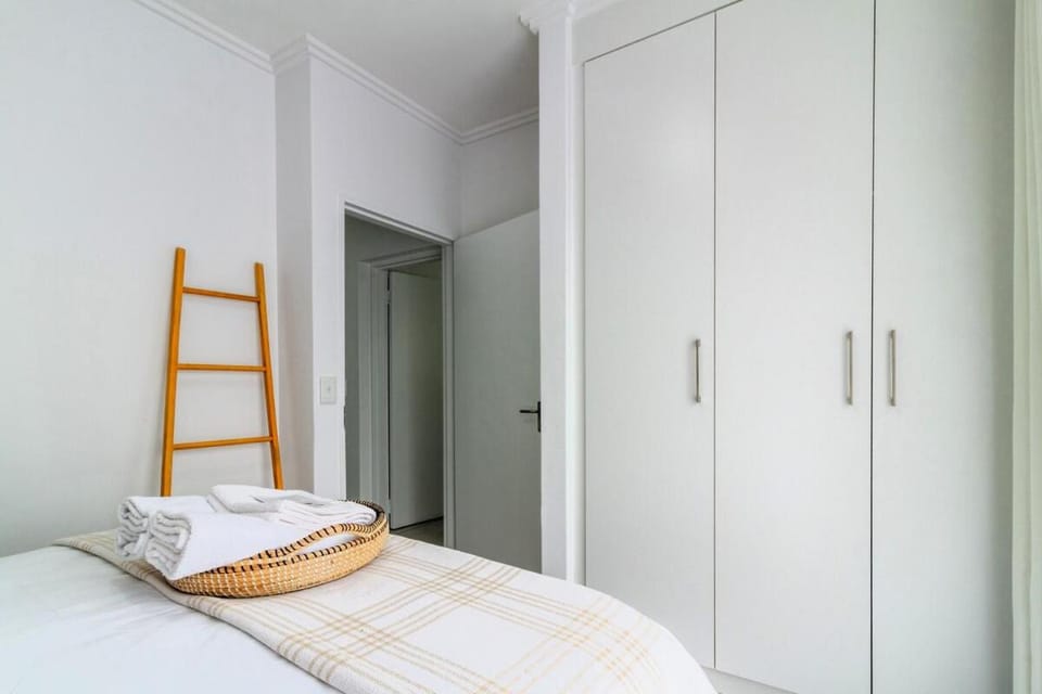 Skyline 3 Bedroom 2 Bathrooms Sleeps Six Apartment in Sandton