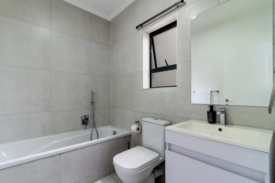 Skyline 3 Bedroom 2 Bathrooms Sleeps Six Apartment in Sandton