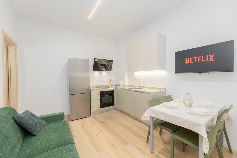 Kitchen or kitchenette, Living room, Seating area, Dining area, oven, stove