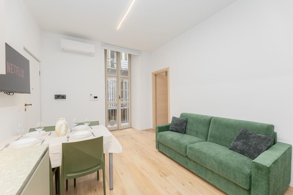 TV and multimedia, Living room, Seating area, Dining area, Evening entertainment, air conditioner