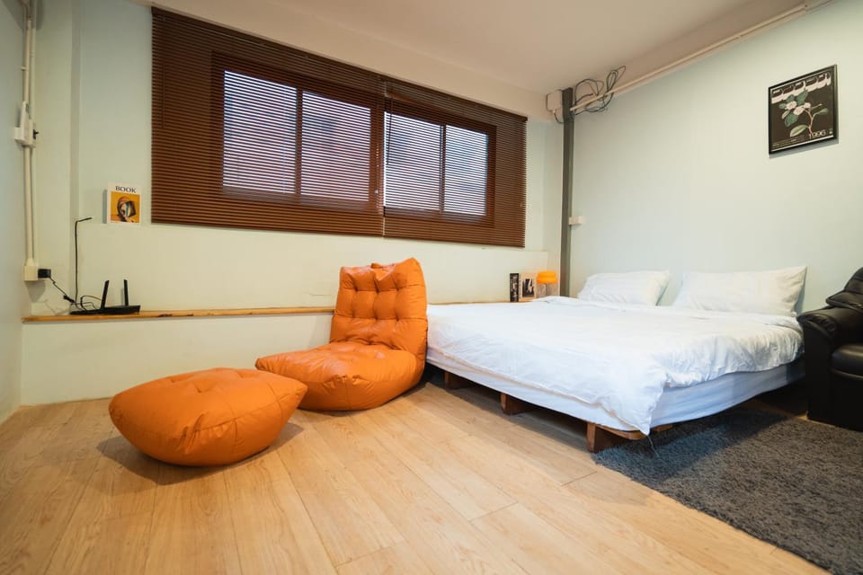 Bed, Living room, Photo of the whole room, Seating area, Bedroom