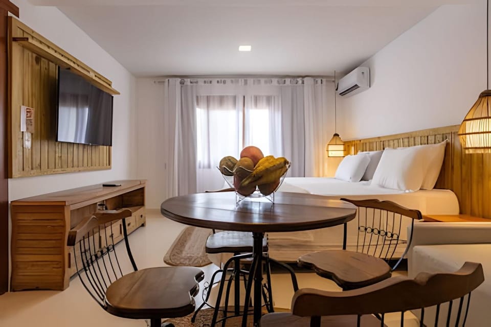 Bed, TV and multimedia, Photo of the whole room, Seating area, Dining area, Bedroom, air conditioner