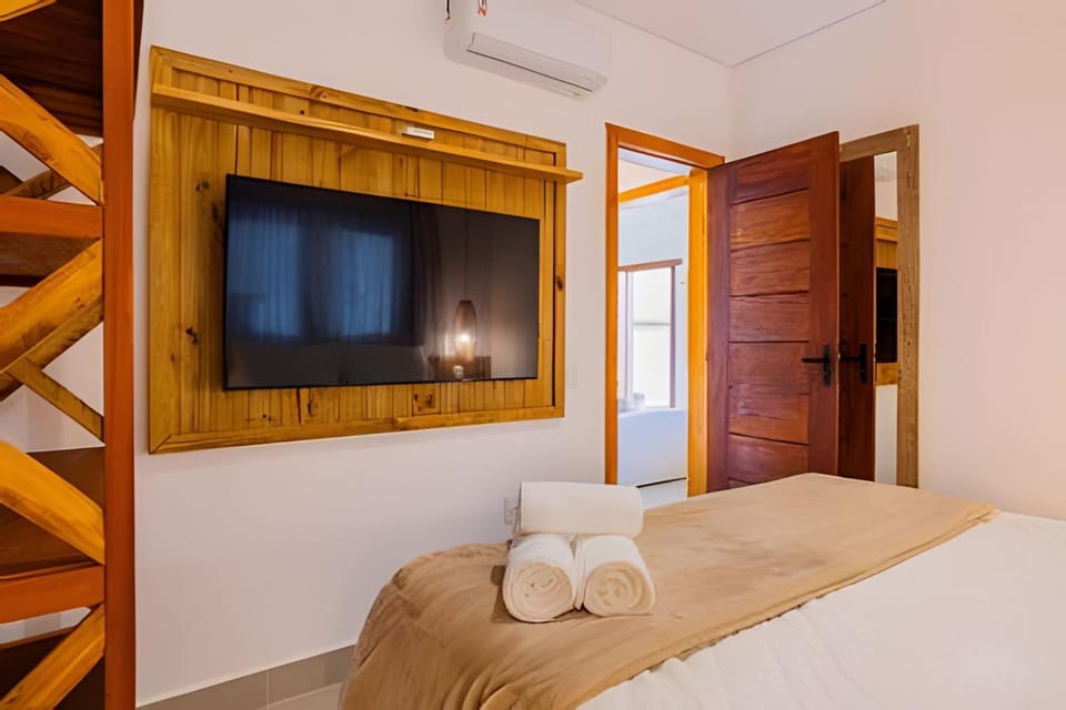 Bed, TV and multimedia, Photo of the whole room, Bedroom, towels