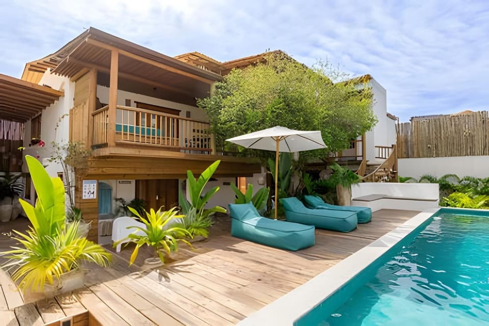 Spring, Day, Natural landscape, Garden, View (from property/room), Garden view, Pool view, Swimming pool, sunbed