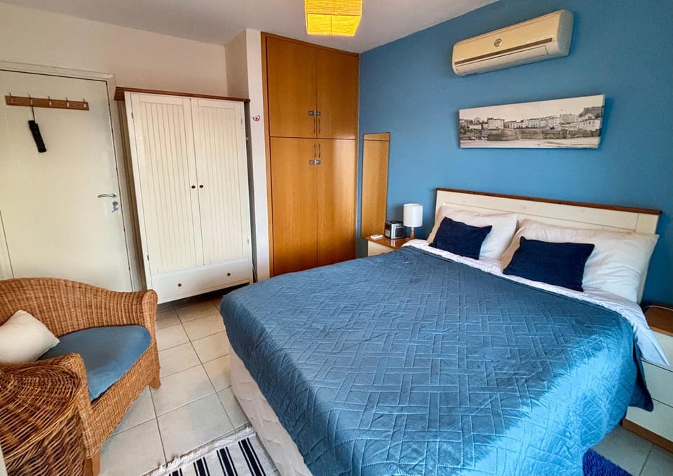 Bed, Photo of the whole room, Bedroom, wardrobe