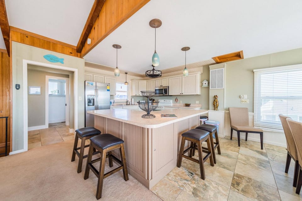 The Cat's Meow - Corolla, Ocean Sands, 70 Ft to Beach, Ocean View, Hot Tub, Pets OK House in Corolla