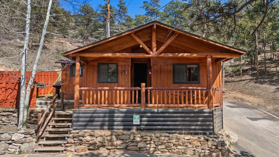 Cabin 1- Hot Tub Grill- Mins to RMNP Cabin in Estes Park