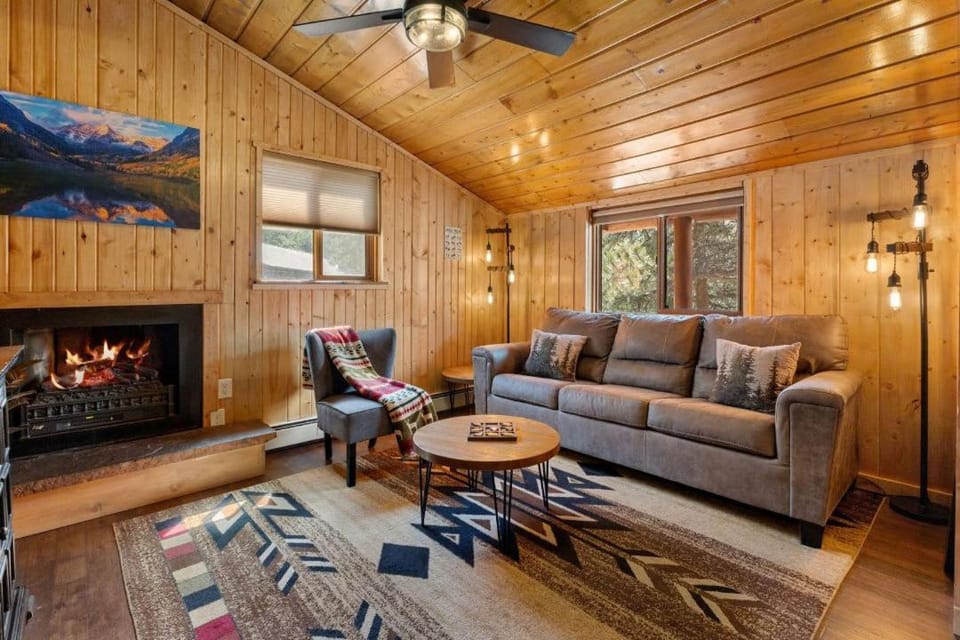 Cabin 1- Hot Tub Grill- Mins to RMNP Cabin in Estes Park