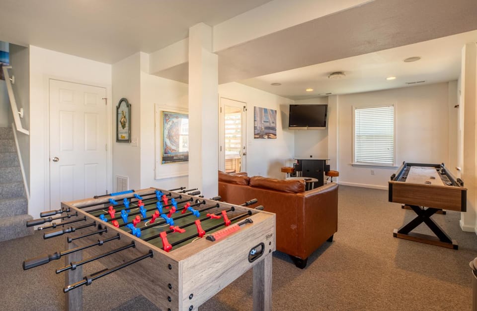 The Catalina Wine Mixer - KDH MP 9, 460 Yds to Beach, Pool, Hot Tub, Pool Table, Pets OK Flex Stays House in Kill Devil Hills