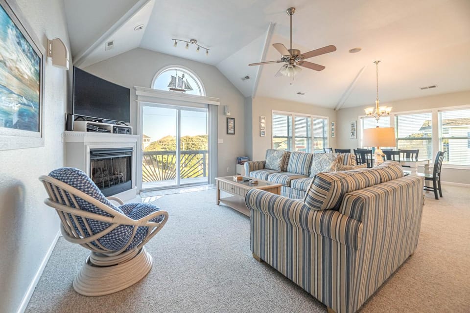 The Catalina Wine Mixer - KDH MP 9, 460 Yds to Beach, Pool, Hot Tub, Pool Table, Pets OK Flex Stays House in Kill Devil Hills