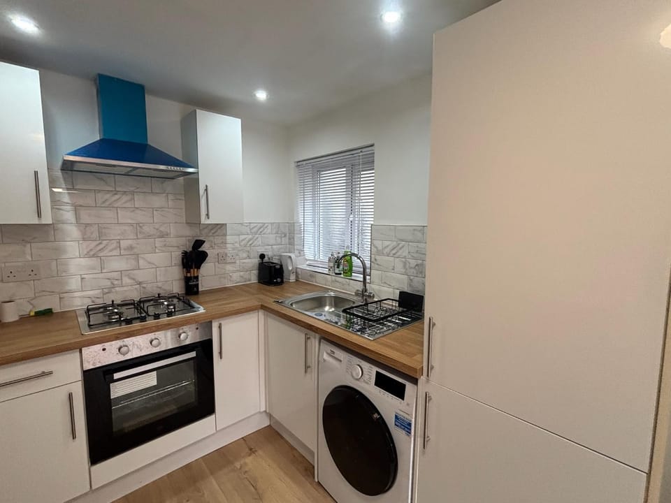 Cosy Hideaway with Hot Tub & Private Garden Apartment in Cardiff