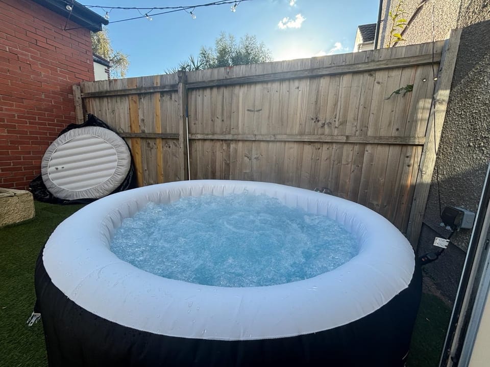 Cosy Hideaway with Hot Tub & Private Garden Apartment in Cardiff