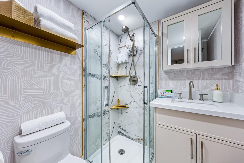 The McCaul Basement Suite Near Chinatown Hotel in Toronto