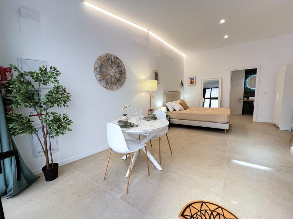 Bed, Photo of the whole room, Dining area