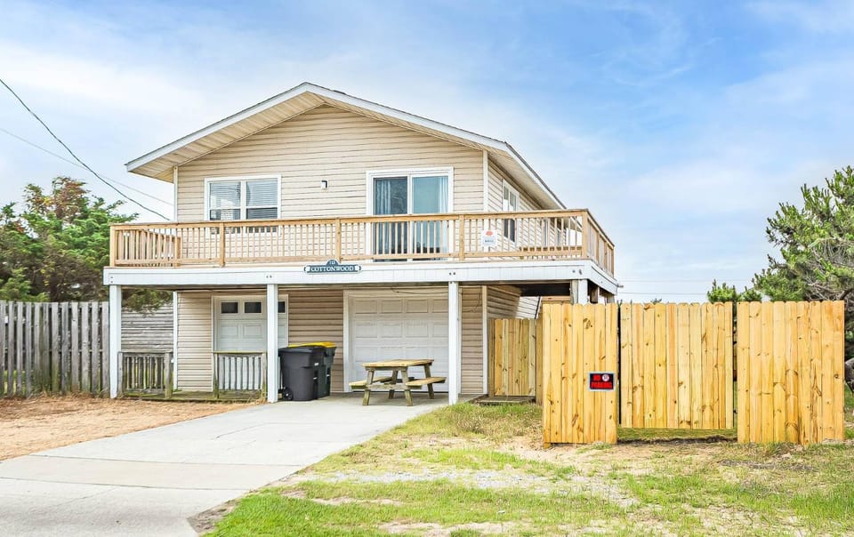 The Cottonwood - KDH MP 5, 265 Yards to Beach, Oceanside, Year Round Flex Stays House in Kill Devil Hills