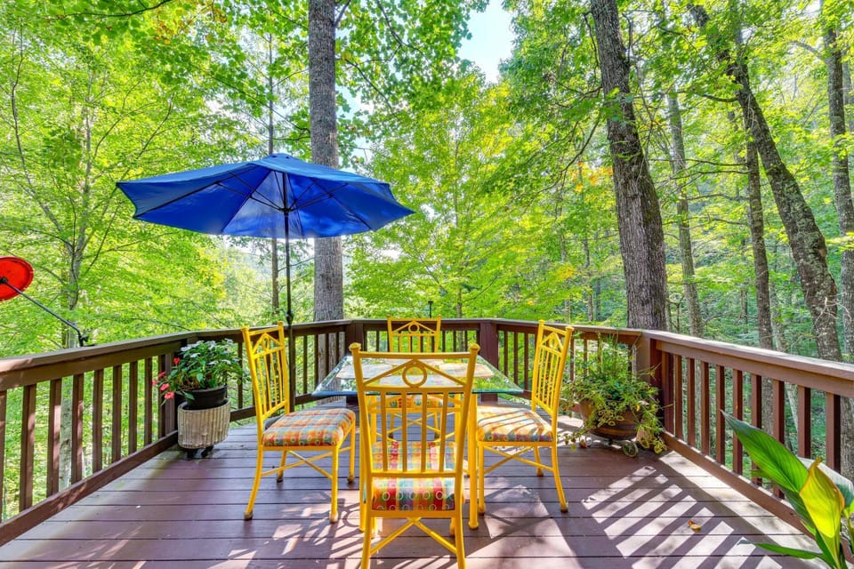 Fun w/ Family! Mtn-View Cabin w/ Deck in Sylva Cabin in Tennessee