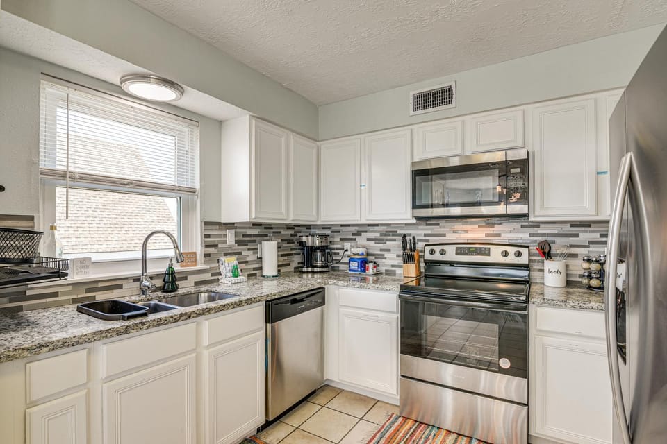 Walk to Beach: Ocean-View Family Home in Galveston House in Galveston Island