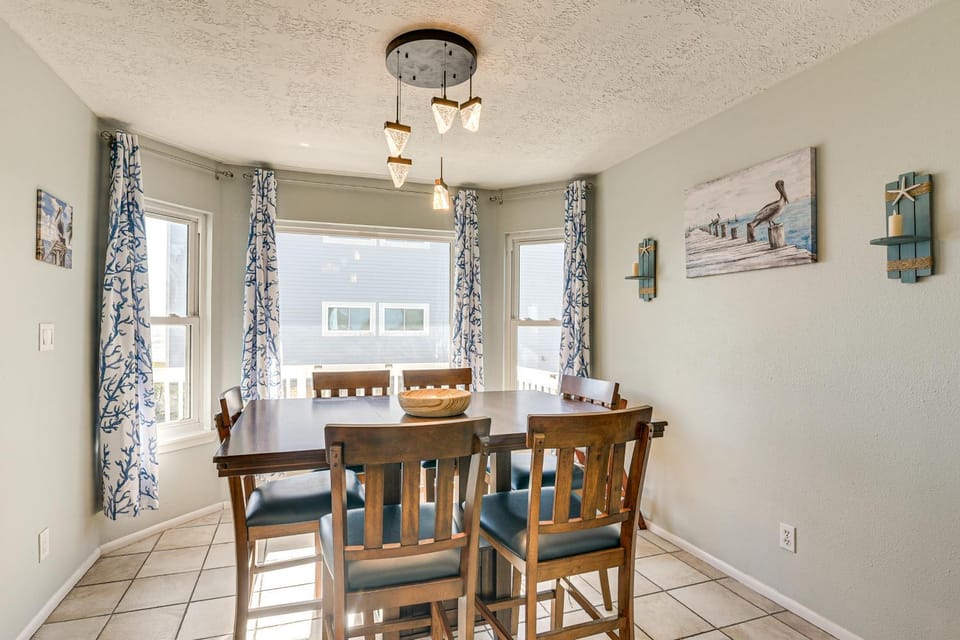 Walk to Beach: Ocean-View Family Home in Galveston House in Galveston Island