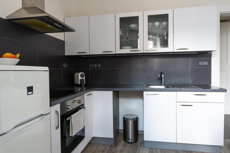 Coffee/tea facilities, Kitchen or kitchenette, oven, stove