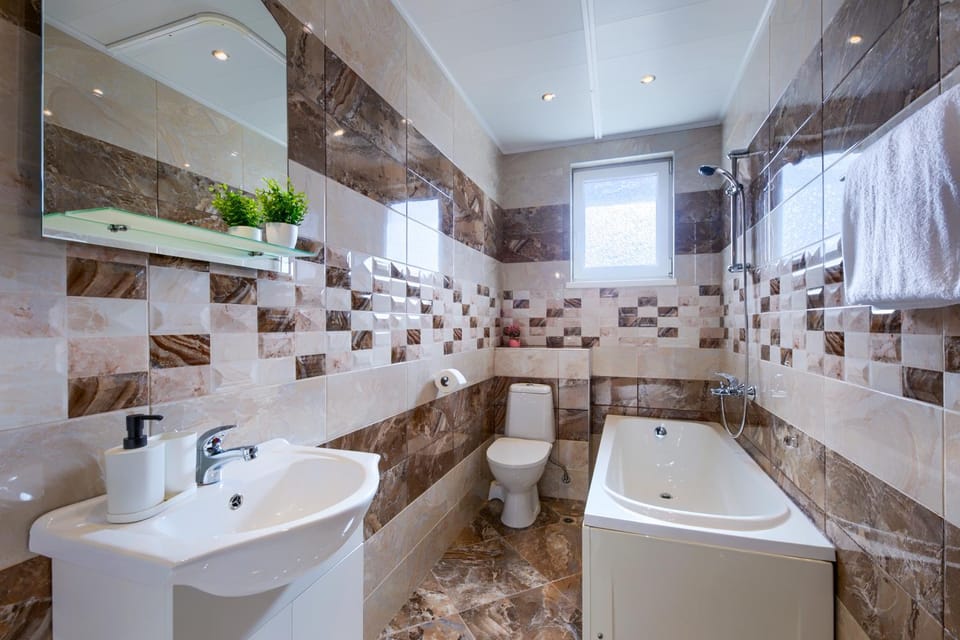 Shower, Toilet, Bathroom, Bath, towels