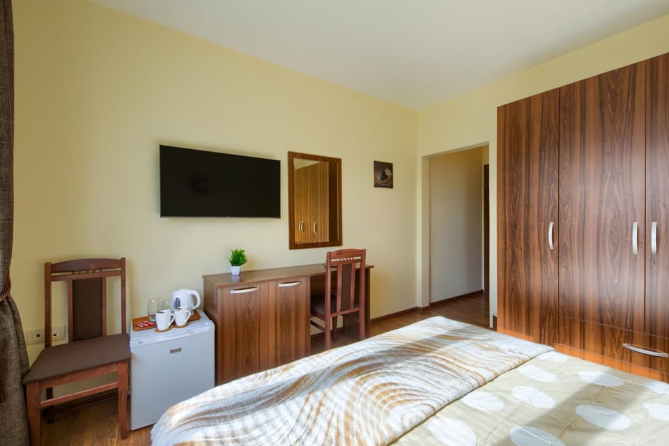 Bed, TV and multimedia, Photo of the whole room, Bedroom, wardrobe
