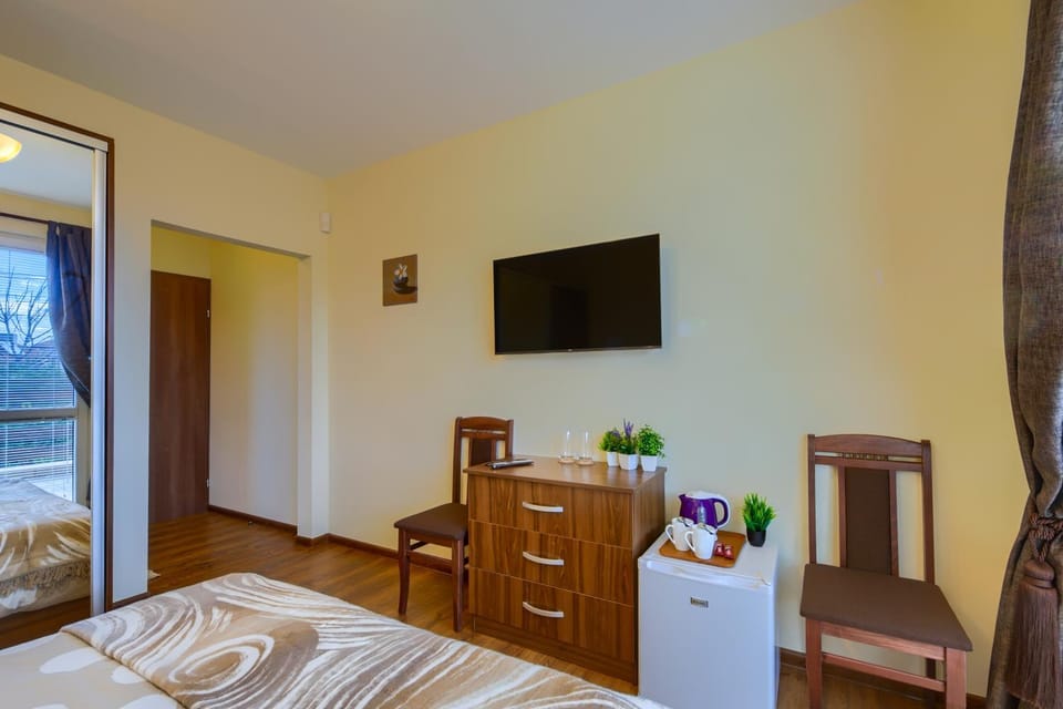 TV and multimedia, Photo of the whole room, Bedroom, wardrobe