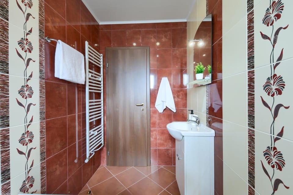 Bathroom, towels