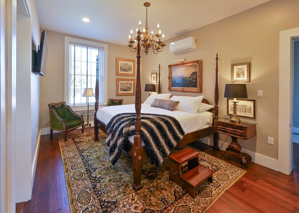 Magnolia Hall - Armstrong Suite - King Suite Hotel in Natchez