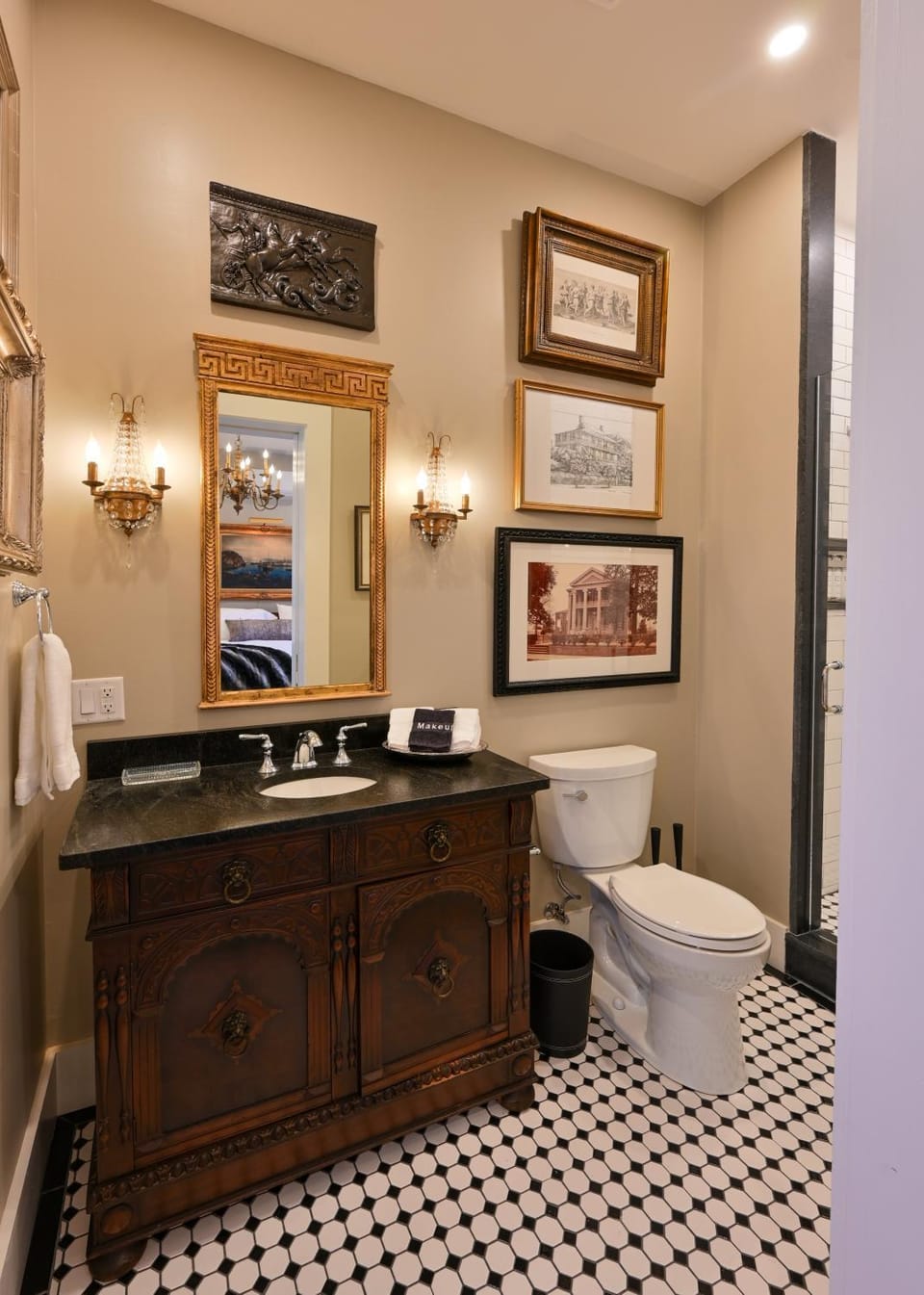 Magnolia Hall - Armstrong Suite - King Suite Hotel in Natchez
