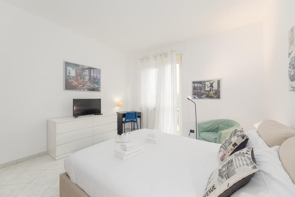 Communal lounge/ TV room, Bed, TV and multimedia, Living room, Photo of the whole room, Seating area, Evening entertainment, Bedroom