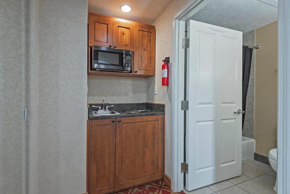 Spacious King Suite in the Heart of Midway Near Park City & Sundance Ski Resorts - 209 Apartment in Midway