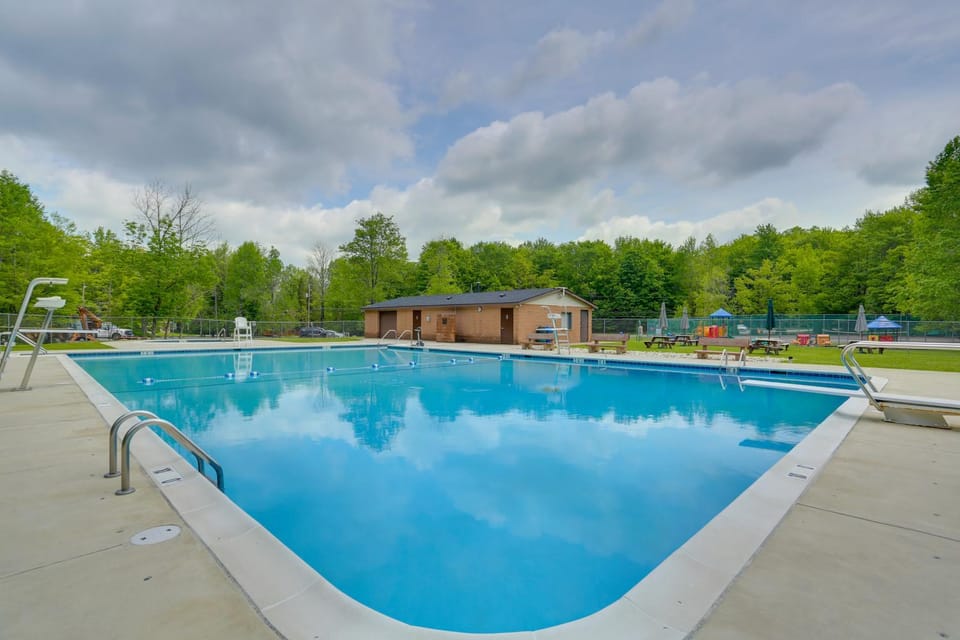 Waterfront Arrowhead Lake Retreat w/ Resort Perks! House in Coolbaugh Township