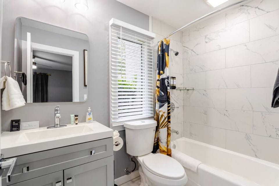 Spacious 2BR 2BA Steps from Hospitals and Uptown Charlotte Minimum Stay 15 Days or More Apartment in Charlotte