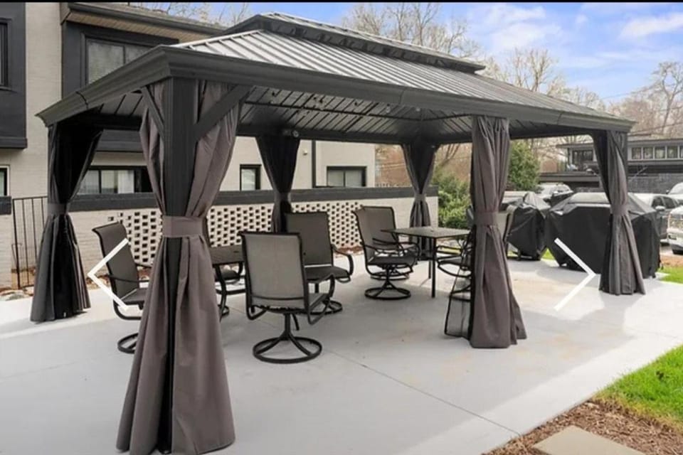 Spacious 2BR 2BA Steps from Hospitals and Uptown Charlotte Minimum Stay 15 Days or More Apartment in Charlotte