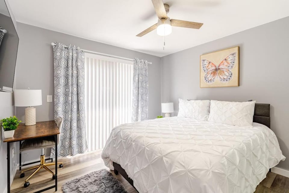 Spacious 2BR 2BA Steps from Hospitals and Uptown Charlotte Minimum Stay 15 Days or More Apartment in Charlotte