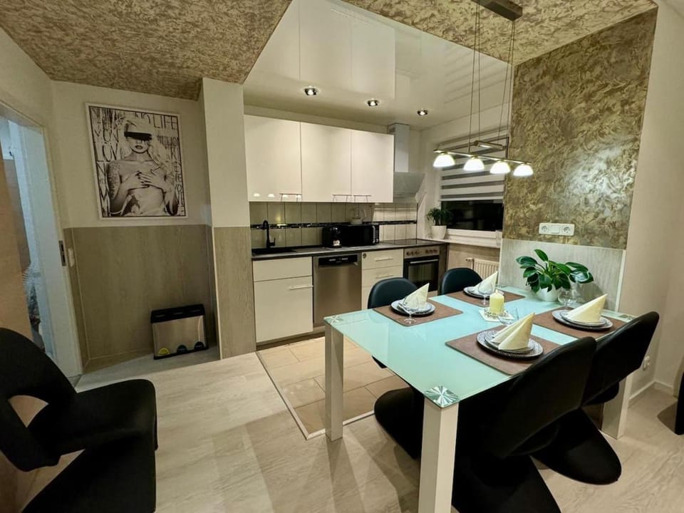 Kitchen or kitchenette, Seating area, oven, stove