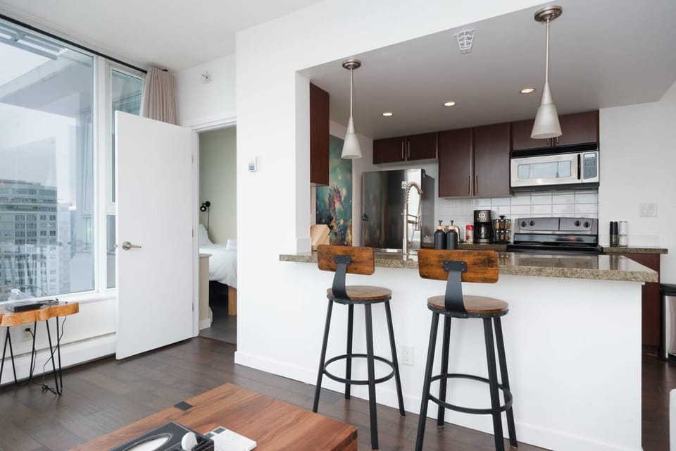 Sub-Penthouse Condo with Jacuzzi Pool Sauna & Gym Apartment in Vancouver