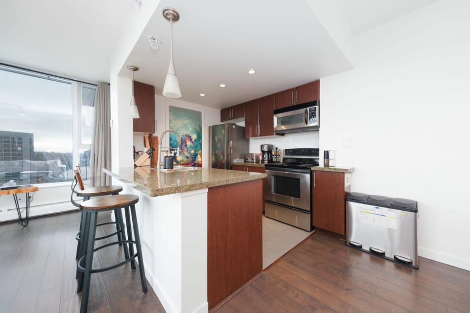 Sub-Penthouse Condo with Jacuzzi Pool Sauna & Gym Apartment in Vancouver