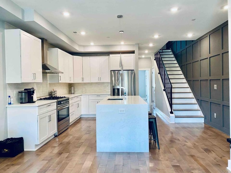 Luxe Penthouse with Private Parking & Rooftop w TV Apartment in District of Columbia