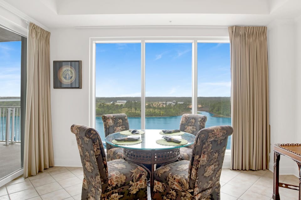 Balcony/Terrace, Dining area, Lake view