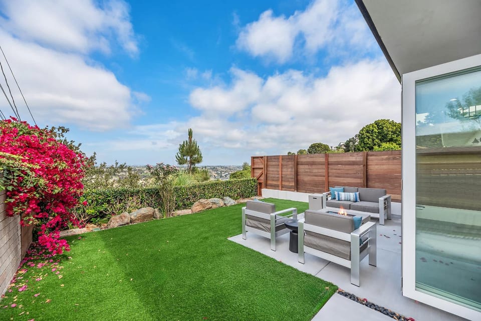 Designer Canyon House in La Jolla House in La Jolla