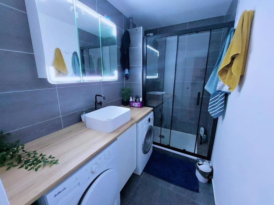 Shower, Bathroom, towels