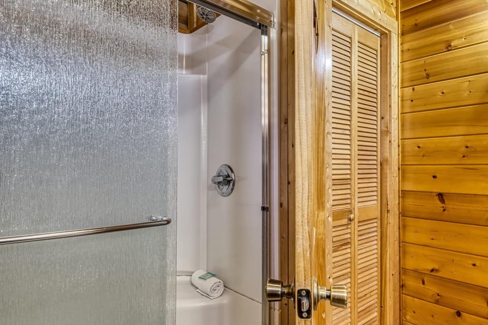 Majestic Bear Retreat Chalet in Pigeon Forge